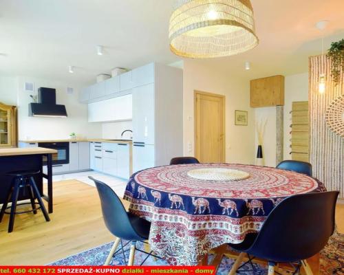 Prestiżowe mieszkanie, wyskoki standard, 2 balkony.