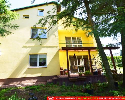 Zadbany dom do zamieszkania, ładna działka.