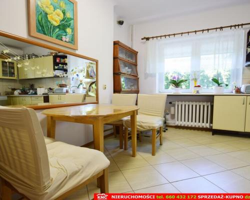 Zadbany dom do zamieszkania, ładna działka.