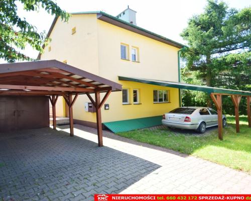 Zadbany dom do zamieszkania, ładna działka.