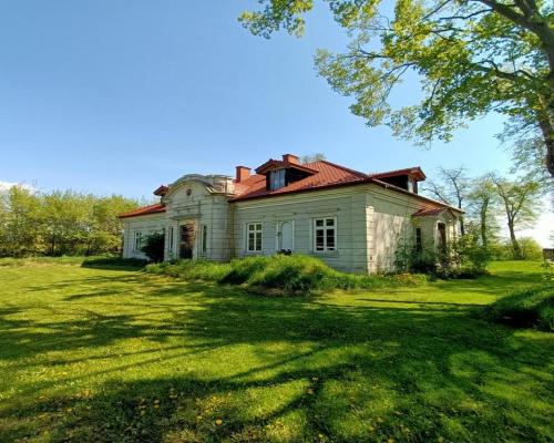 Zabytkowy dworek z przełomu XIX i XX w. w Świdniku