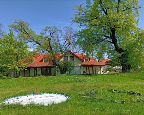 Zabytkowy dworek z przełomu XIX i XX w. w Świdniku