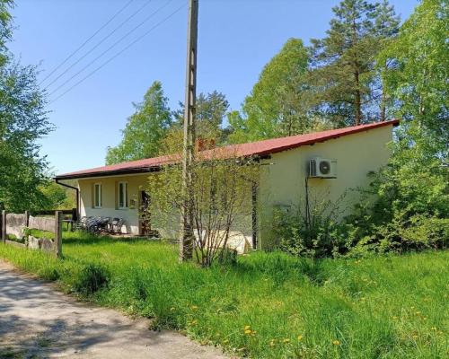 Siedlisko w cichej okolicy 100 km od Warszawy.