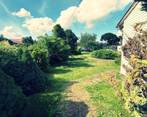 Dom na dużej działce graniczący z rz. Ciemięgą.