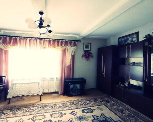 Dom na dużej działce graniczący z rz. Ciemięgą.