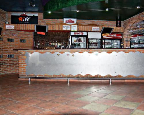 Przy jednej z bardziej ruchliwych ulic miasta