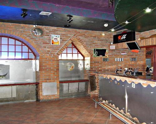 Przy jednej z bardziej ruchliwych ulic miasta