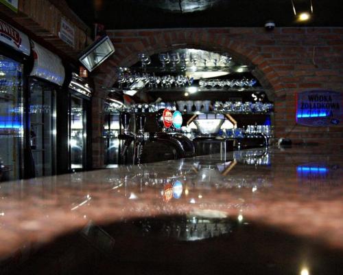 Przy jednej z bardziej ruchliwych ulic miasta