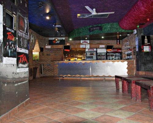 Przy jednej z bardziej ruchliwych ulic miasta