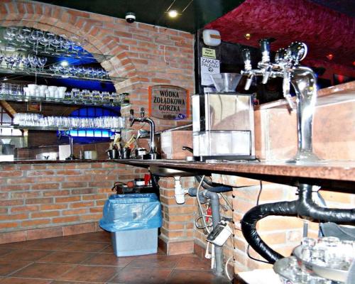 Przy jednej z bardziej ruchliwych ulic miasta