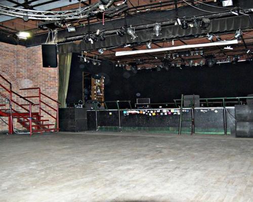 Przy jednej z bardziej ruchliwych ulic miasta