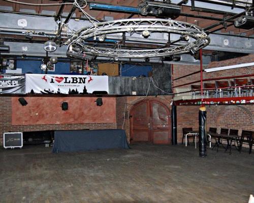 Przy jednej z bardziej ruchliwych ulic miasta