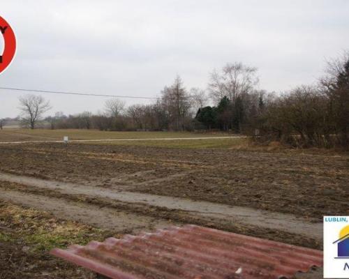 Działka budowlana w miejscowości Moszna, położona przy drodze asfaltowej. Działka o regularnych wymiarach, do wydzielenia z wię