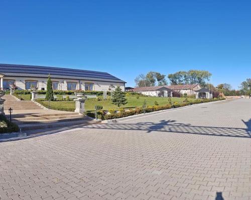 Kompleks hotel-eventowy + bud.usługowe z najemcami