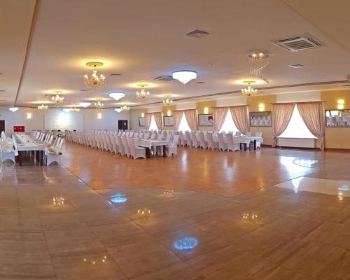 Kompleks hotel-eventowy + bud.usługowe z najemcami