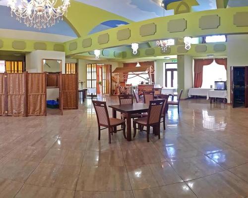 Kompleks hotel-eventowy + bud.usługowe z najemcami