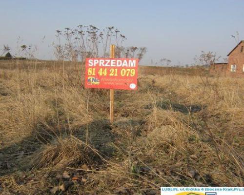 Działka 92 a. w Świdniczku koło Lublina, bezpośrednio przy asfaltowej drodze gminnej, w spokojnej okolicy. Działka:- powierzchn