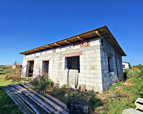 Działka blisko Nałęczowa z rozpoczętą budową domu!