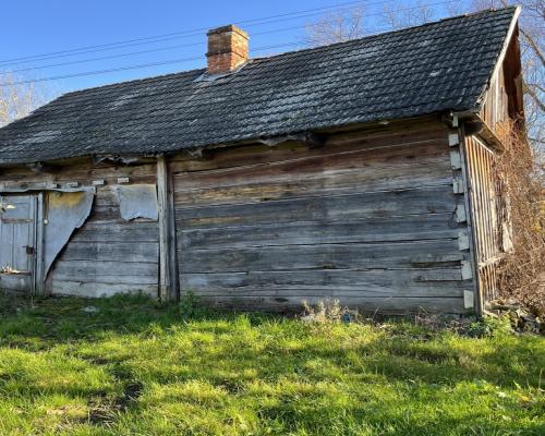 Dom drewniany do remontu na działce w Zakrzowie.
