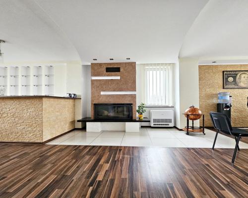 Budynek z lok. biurowo-usługowymi na 22ar działce