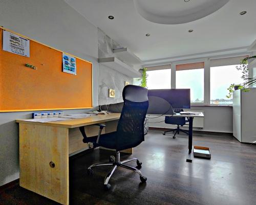 Budynek z lok. biurowo-usługowymi na 22ar działce