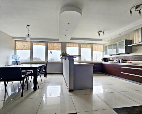 Budynek z lok. biurowo-usługowymi na 22ar działce