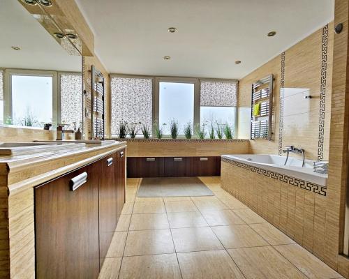 Budynek z lok. biurowo-usługowymi na 22ar działce