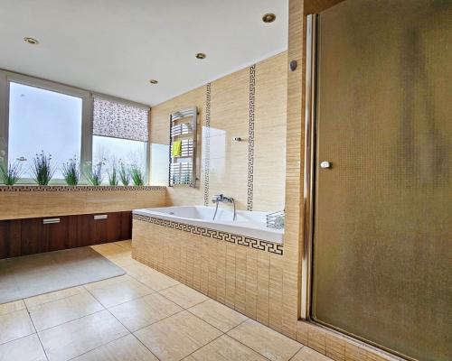 Budynek z lok. biurowo-usługowymi na 22ar działce