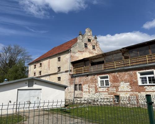 Budynek "Spichlerza" ul. 6 sierpnia w Puławach.