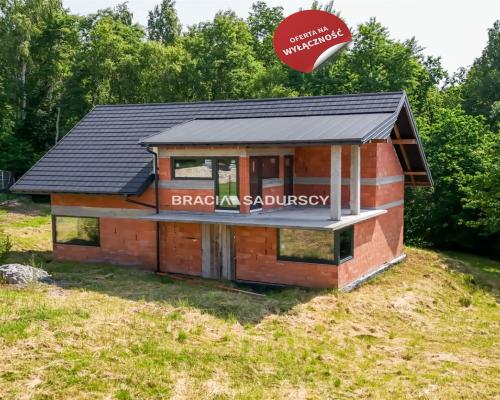 DOM POD LASEM NA WIDOKOWEJ DZIAŁCE