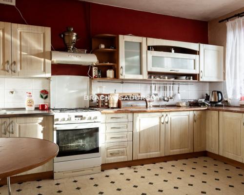 SWOSZOWICE, DOM W ZABUDOWIE BLIŹNIACZEJ, 3 POK