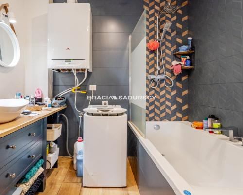 Połowa bliźniaka ze sporym ogródkiem.