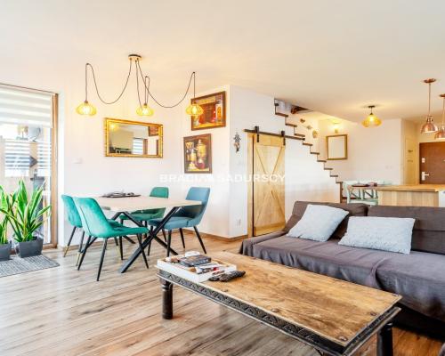 Połowa bliźniaka ze sporym ogródkiem.