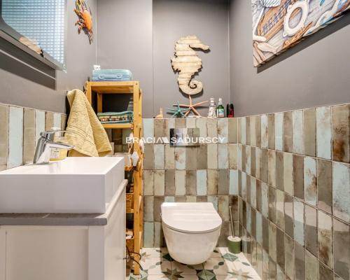 Połowa bliźniaka ze sporym ogródkiem.