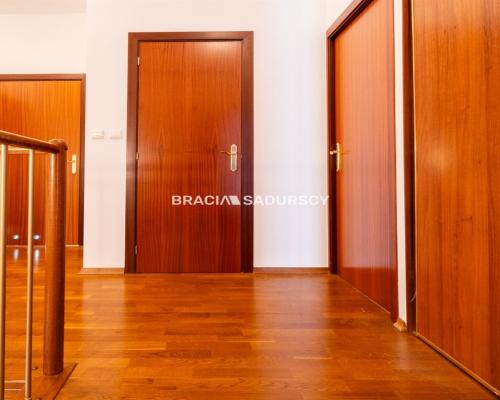 Dom na Woli Justowskiej, garaż na 2 samochody.