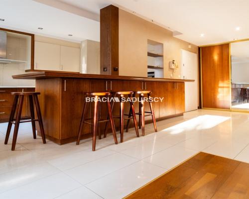 Dom na Woli Justowskiej, garaż na 2 samochody.