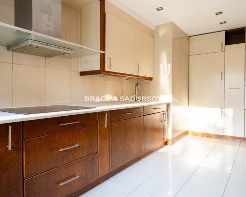 Dom na Woli Justowskiej, garaż na 2 samochody.