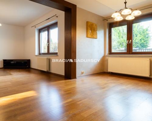 Dom na Woli Justowskiej, garaż na 2 samochody.