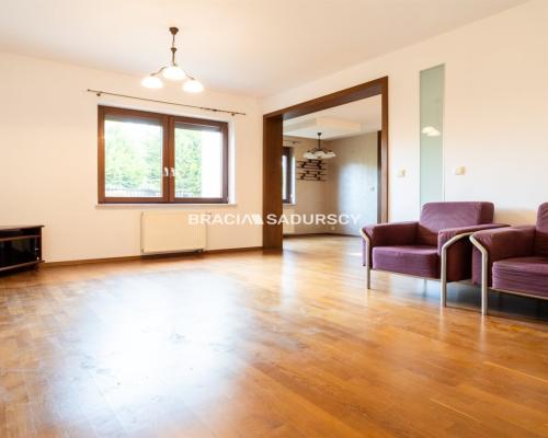 Dom na Woli Justowskiej, garaż na 2 samochody.