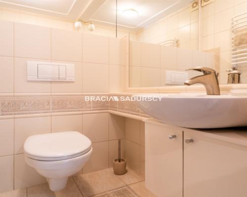 Dom na Woli Justowskiej, garaż na 2 samochody.