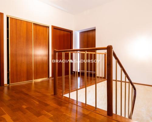 Dom na Woli Justowskiej, garaż na 2 samochody.