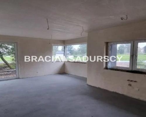 Domy blisko jezior, lasów i skałek.