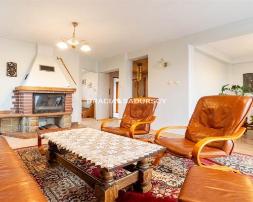 Dom, 17 arów zieleni, staw, taras, garaż – Rożnowa