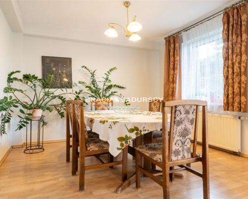 Dom, 17 arów zieleni, staw, taras, garaż – Rożnowa