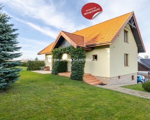 Gotowy do wprowadzenia z pięknym ogrodem