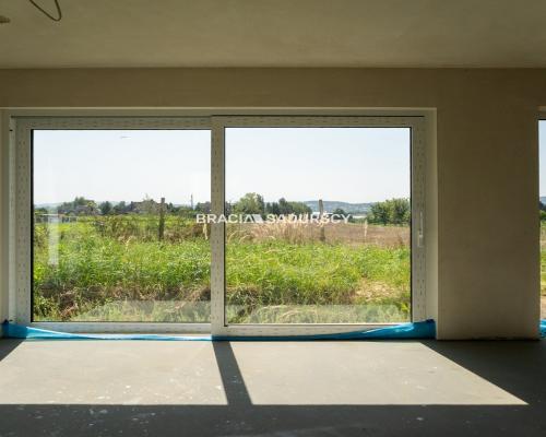 Nowe domy w sąsiedztwie terenów zielonych / Ujazd