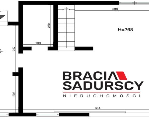 Nowe domy w sąsiedztwie terenów zielonych / Ujazd