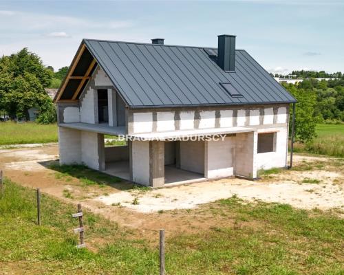 Dom w spokojnej okolicy Jeziora Dobczyckiego.