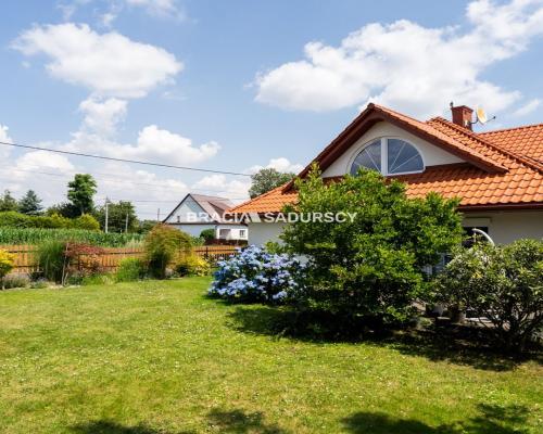 Zapraszam na prezentację  wyjątkowego domu  w Pielgrzymowicach, w dobrze skomunikowanej okolicy, obok Michałowic, Zielonek. 
Do