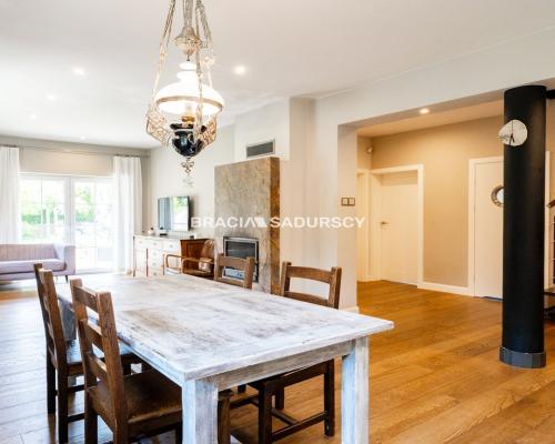 Zapraszam na prezentację  wyjątkowego domu  w Pielgrzymowicach, w dobrze skomunikowanej okolicy, obok Michałowic, Zielonek. 
Do